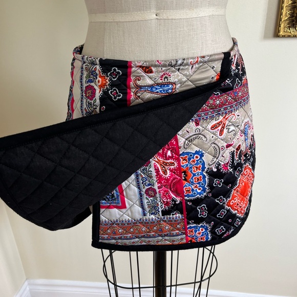 Zara| Vibrant quilted mini skirt featuring a paisley patchwork design. - Picture 7 of 11